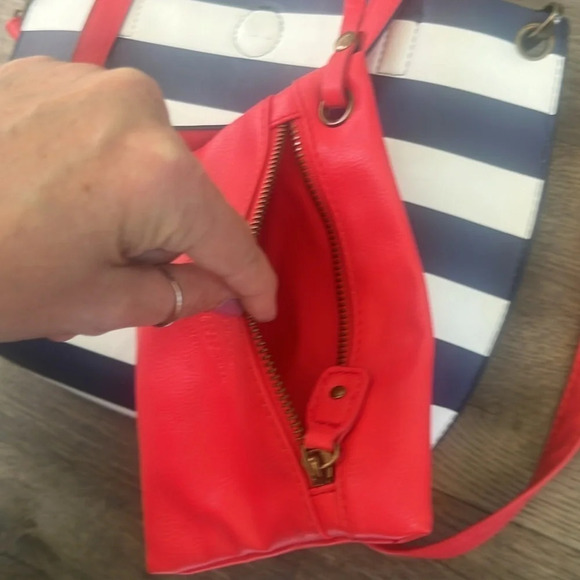 BASS Stripped Crossbody Bag in Navy Blue White Red w Attached Zippered Pouch - Picture 7 of 10